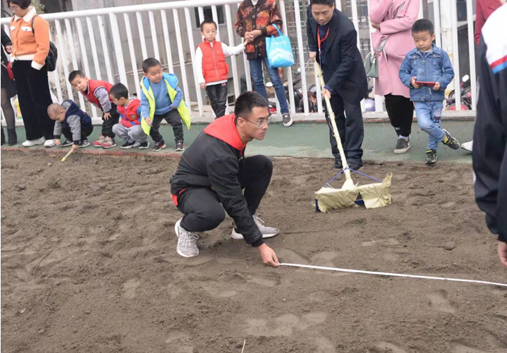 包含体育教育扶贫：偏远山区建百个运动场的词条