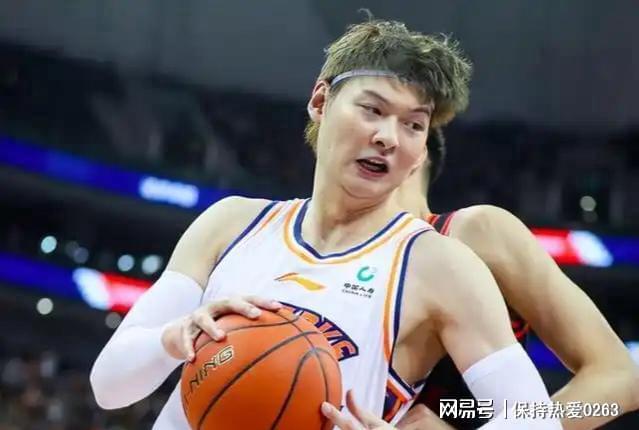 王哲林状态下滑，上海男篮如何调整内线核心？